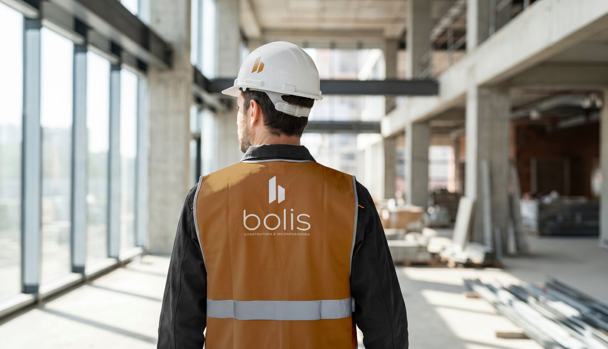 Equipe de obra com capacete e colete da Bolis